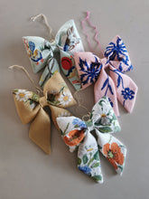Indlæs billede til gallerivisning Sløjfe - broderede ænder og påskehare