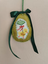 Indlæs billede til gallerivisning Håndsyet Påskeæg - grønt fløjl med kylling