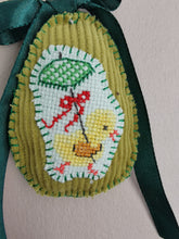 Indlæs billede til gallerivisning Håndsyet Påskeæg - grønt fløjl med kylling