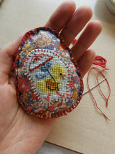 Indlæs billede til gallerivisning Håndsyet Påskeæg - Liberty og broderet kylling, rød