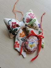 Indlæs billede til gallerivisning Håndsyet Påskeæg - Liberty og broderet kylling, rød