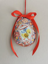 Indlæs billede til gallerivisning Håndsyet Påskeæg - Liberty og broderet kylling, rød