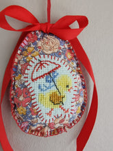 Indlæs billede til gallerivisning Håndsyet Påskeæg - Liberty og broderet kylling, rød