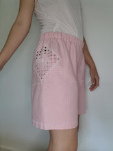 Indlæs billede til gallerivisning Shorts, Lyserød med hardangerbroderi, str. L/XL