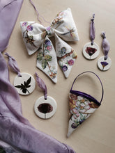 Indlæs billede til gallerivisning Blomsterophæng presset blomst #12