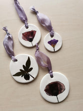 Indlæs billede til gallerivisning Blomsterophæng presset blomst #12