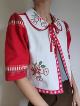 Indlæs billede til gallerivisning Julebluse - rød/hvid med broderede klokker, Str. M