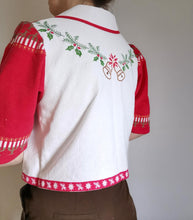 Indlæs billede til gallerivisning Julebluse - rød/hvid med broderede klokker, Str. M