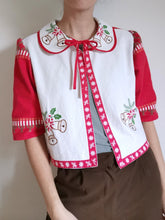 Indlæs billede til gallerivisning Julebluse - rød/hvid med broderede klokker, Str. M
