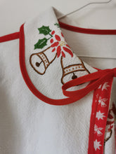 Indlæs billede til gallerivisning Julebluse - rød/hvid med broderede klokker, Str. M