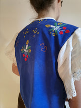 Indlæs billede til gallerivisning Julebluse - blå/hvid med broderede lys, Str. M