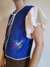 Indlæs billede til gallerivisning Julebluse - blå/hvid med broderede lys, Str. M