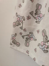 Indlæs billede til gallerivisning Spencerkjole, lyserødt broderi & kaniner - str. 92