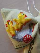 Indlæs billede til gallerivisning Sløjfe - broderet påskehare og kyling