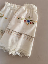 Indlæs billede til gallerivisning Shorts, råhvide med broderi og flæsekant, str. M