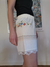 Indlæs billede til gallerivisning Shorts, råhvide med broderi og flæsekant, str. M