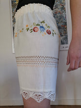 Indlæs billede til gallerivisning Shorts, råhvide med broderi og flæsekant, str. M