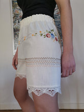 Indlæs billede til gallerivisning Shorts, råhvide med broderi og flæsekant, str. M
