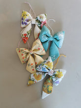 Indlæs billede til gallerivisning Sløjfe - råhvid med påskebroderier