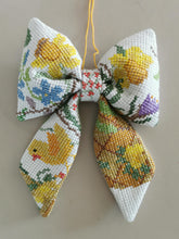 Indlæs billede til gallerivisning Sløjfe - råhvid med påskebroderier