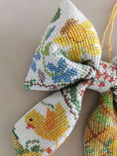 Indlæs billede til gallerivisning Sløjfe - råhvid med påskebroderier