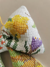 Indlæs billede til gallerivisning Sløjfe - råhvid med påskebroderier