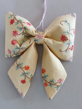 Indlæs billede til gallerivisning Sløjfe - støvet gul med broderede blomster