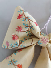 Indlæs billede til gallerivisning Sløjfe - støvet gul med broderede blomster