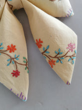 Indlæs billede til gallerivisning Sløjfe - støvet gul med broderede blomster