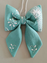 Indlæs billede til gallerivisning Sløjfe - turkis med hvidt broderi