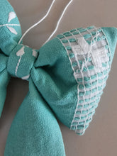 Indlæs billede til gallerivisning Sløjfe - turkis med hvidt broderi