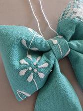 Indlæs billede til gallerivisning Sløjfe - turkis med hvidt broderi