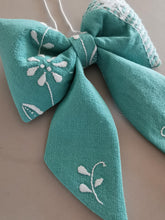 Indlæs billede til gallerivisning Sløjfe - turkis med hvidt broderi