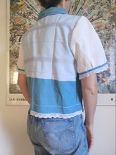 Indlæs billede til gallerivisning Vicky sløjfebluse, støvet blå med broderi - str. M