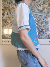 Indlæs billede til gallerivisning Vicky sløjfebluse, støvet blå med broderi - str. M