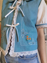 Indlæs billede til gallerivisning Vicky sløjfebluse, støvet blå med broderi - str. M