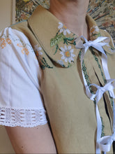 Indlæs billede til gallerivisning Vicky sløjfebluse, olivengrøn med broderede margueritter - str. S