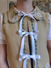 Indlæs billede til gallerivisning Vicky sløjfebluse, olivengrøn med broderede margueritter - str. S