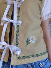 Indlæs billede til gallerivisning Vicky sløjfebluse, olivengrøn med broderede margueritter - str. S