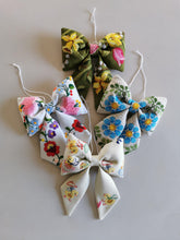 Indlæs billede til gallerivisning Sløjfe - grøn med forårsblomster