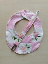 Indlæs billede til gallerivisning Suttesnor broderet lyserødt patchwork