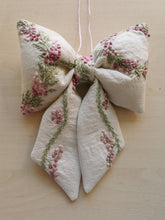 Indlæs billede til gallerivisning Sløjfe - råhvidt hør med pastelbroderi