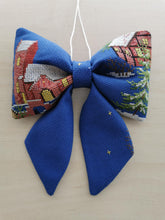 Indlæs billede til gallerivisning Sløjfe - blå med julelandskab og kirke