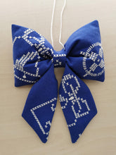 Indlæs billede til gallerivisning Sløjfe - blå med korsstingsbroderi #2