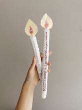 Indlæs billede til gallerivisning Broderet kalenderlys - mørkerøde tal