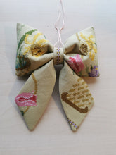 Indlæs billede til gallerivisning Sløjfe - olivengrøn med forårsblomster