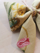 Indlæs billede til gallerivisning Sløjfe - olivengrøn med forårsblomster