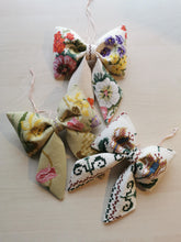 Indlæs billede til gallerivisning Sløjfe - broderede blomster