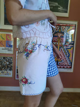 Indlæs billede til gallerivisning Shorts, blomsterbroderi og tern - str. M