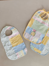 Indlæs billede til gallerivisning Spisesmæk, pastel patchwork, trykknap